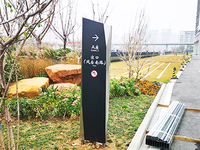 鄭州標(biāo)識牌廠家分享：停車場標(biāo)識設(shè)計制作注意的細(xì)節(jié)